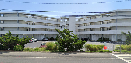 Yardarm Beach Condos in Westhampton Beach, NY - Building Photo - Building Photo