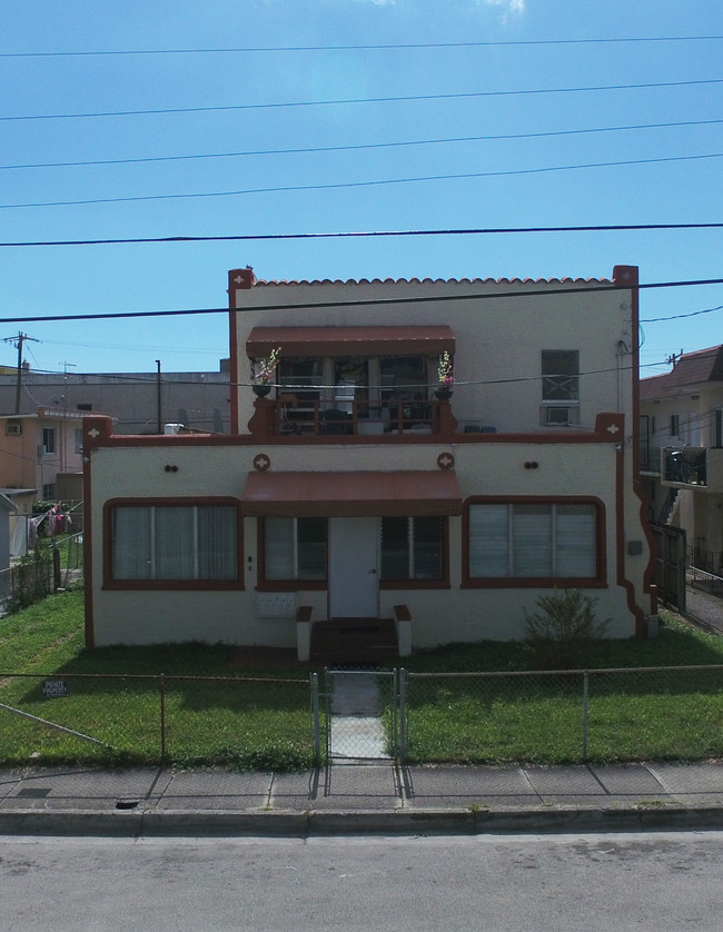 2126 NW Flagler Ter in Miami, FL - Foto de edificio - Building Photo