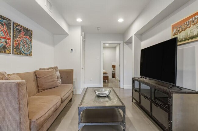 300 Bouldin Ave in Austin, TX - Building Photo - Building Photo