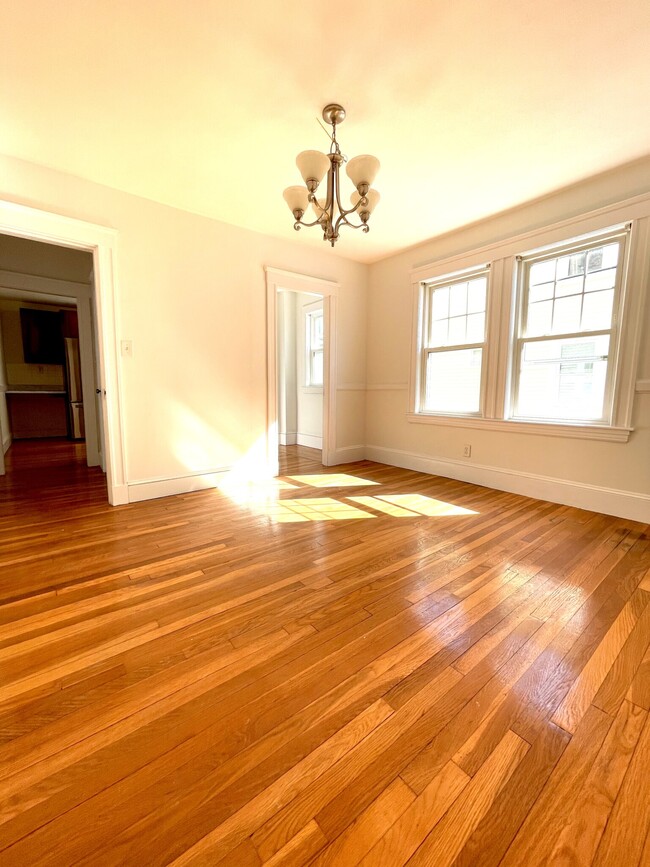27 Murray Hill Rd, Unit 2nd fl in Cambridge, MA - Foto de edificio - Building Photo