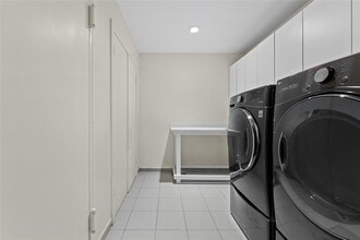 16 Yale Dr in Manhasset, NY - Building Photo - Building Photo