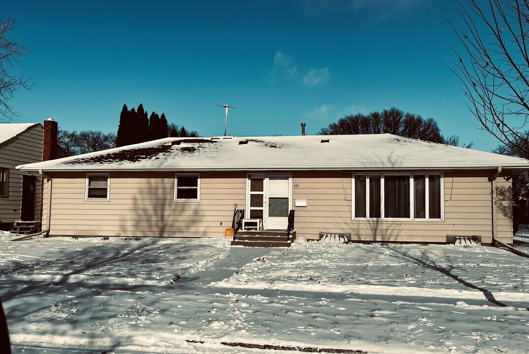 401 Oakland Ave S in Fargo, ND - Building Photo