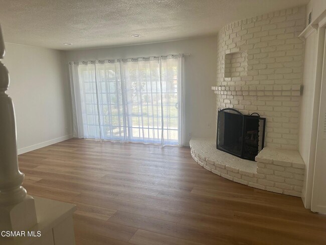 23939 Oxnard St in Los Angeles, CA - Building Photo - Building Photo