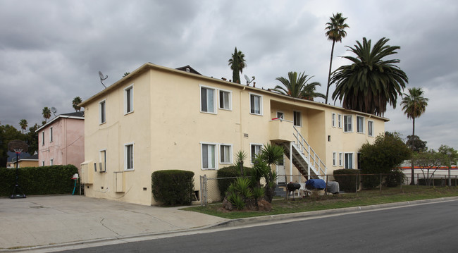 1251 Lincoln Ave in Pasadena, CA - Foto de edificio - Building Photo