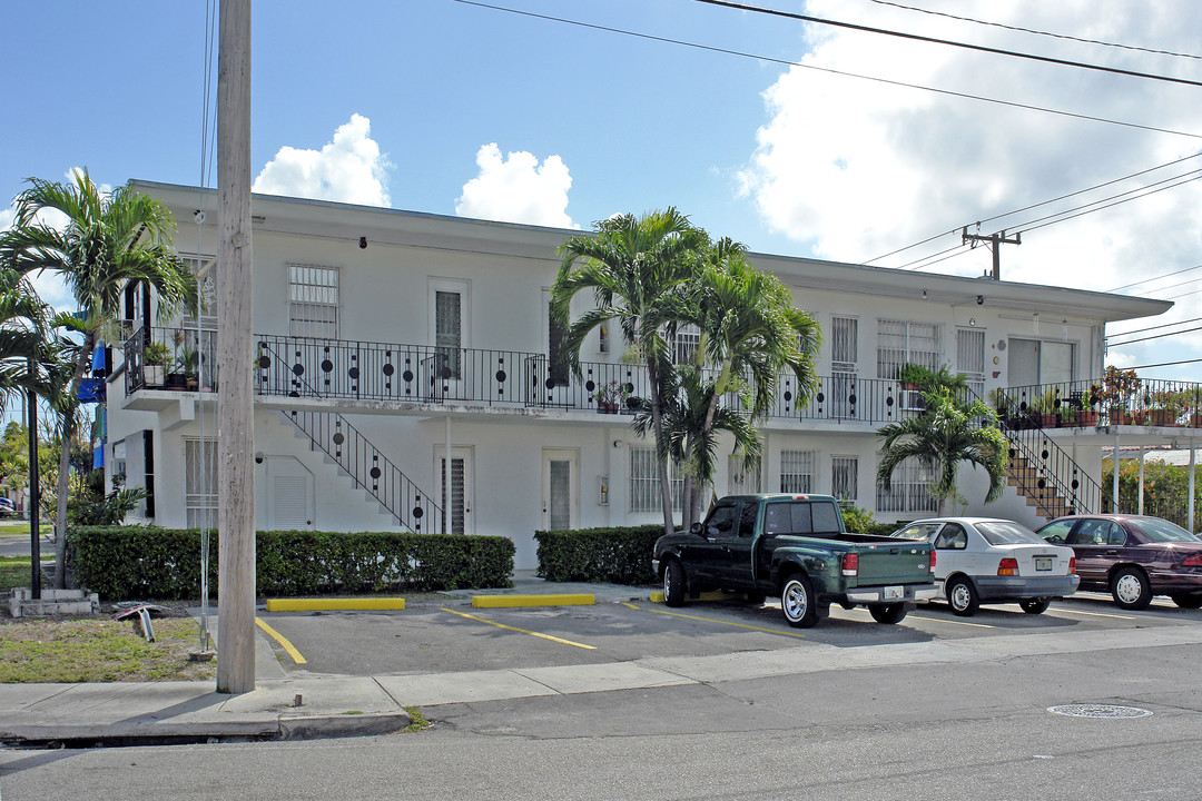 4390 W Flagler St in Miami, FL - Building Photo