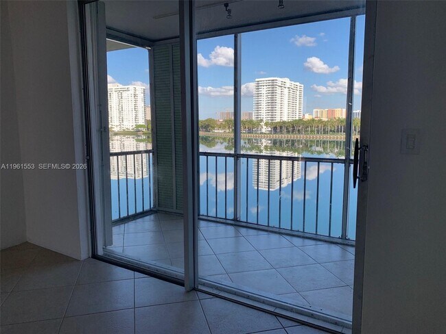 2999 Point E Dr in Aventura, FL - Building Photo - Building Photo