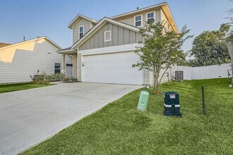 105 Appleberry Ln in Elgin, TX - Building Photo - Building Photo