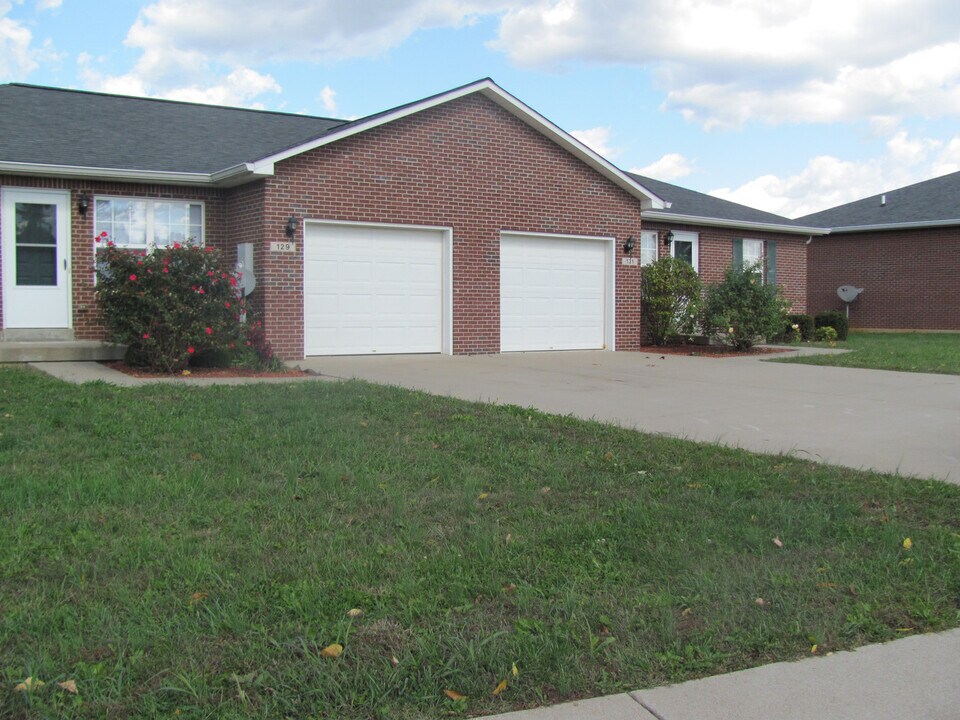 108 Croghan Way in Vine Grove, KY - Building Photo