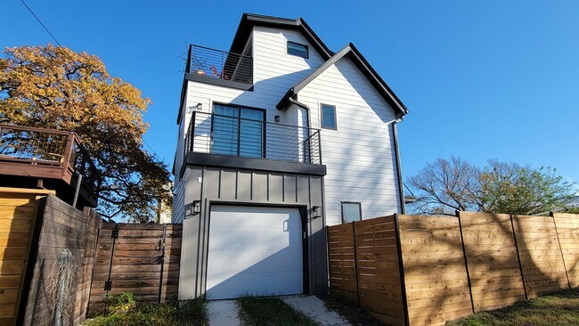 906 Mill St in Austin, TX - Building Photo - Building Photo