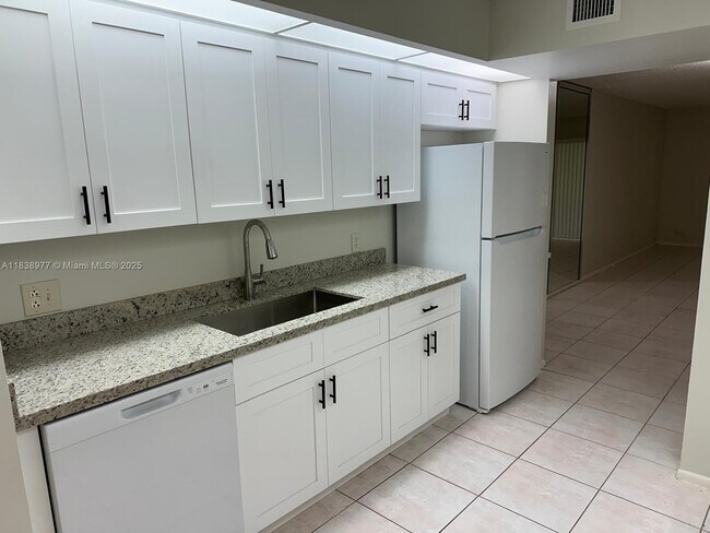 1000 SW 125th Ave in Pembroke Pines, FL - Building Photo - Building Photo