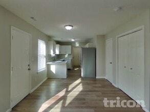 9825 Rhodes Ln in Avon, IN - Foto de edificio - Building Photo