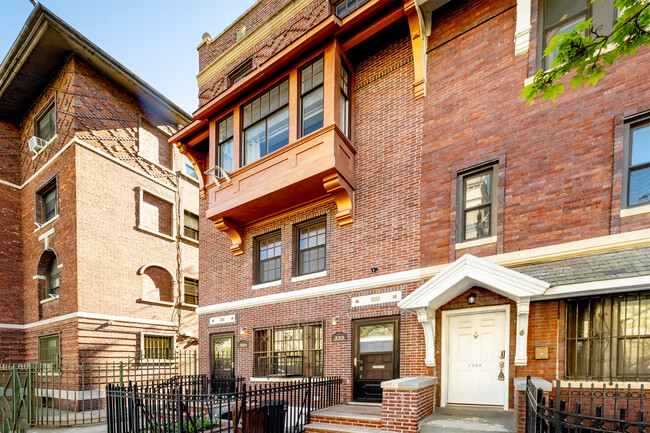 233 Brooklyn Ave in Brooklyn, NY - Foto de edificio - Building Photo