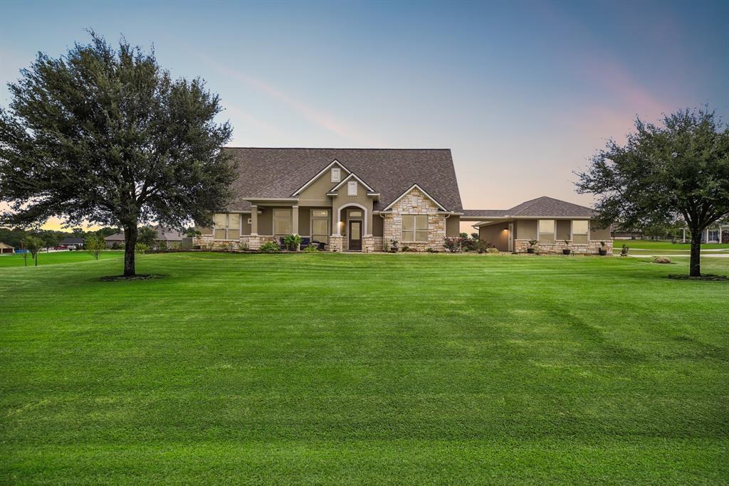 586 Ruby Drive in Bellville, TX - Building Photo
