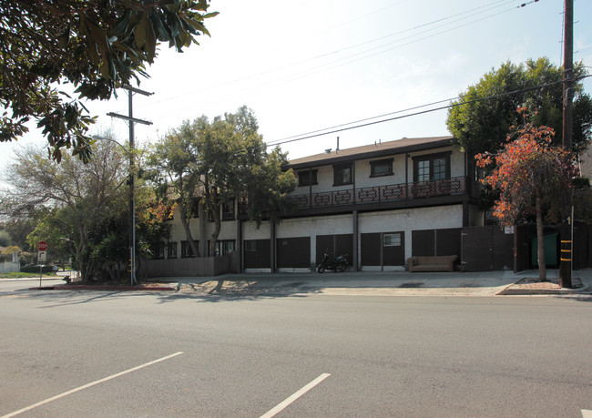 611 Ocean Park Blvd in Santa Monica, CA - Building Photo - Building Photo