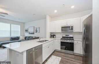 321 Mazzeo Dr in Glassboro, NJ - Foto de edificio - Building Photo