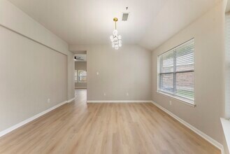 99 E Foxbriar Forest Cir in Spring, TX - Building Photo - Building Photo
