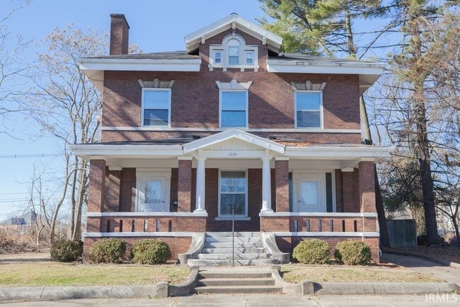 property at 1119 SE Riverside Dr
