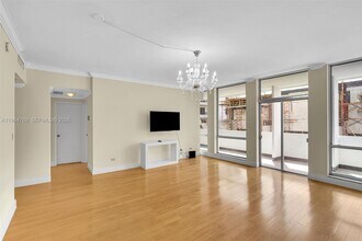 700 Biltmore Way, Unit 306 in Coral Gables, FL - Foto de edificio - Building Photo