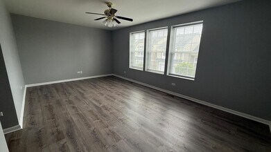 347 Devoe Dr in Oswego, IL - Building Photo - Building Photo
