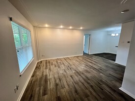 855 Augusta Dr in Houston, TX - Building Photo