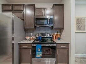 2400 N Frazier St in Conroe, TX - Building Photo