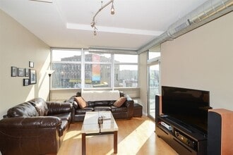 1610 W Fullerton Ave, Unit 201 in Chicago, IL - Building Photo - Building Photo