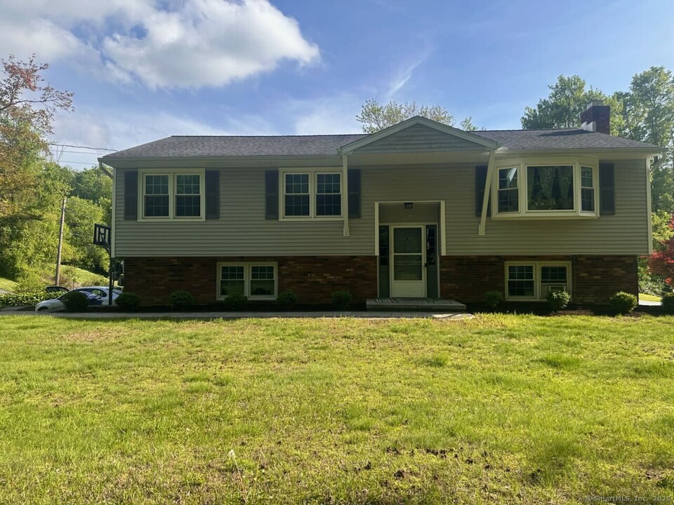 19 Cornell Rd in New Milford, CT - Building Photo