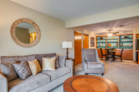 Monterey Apartments in Waukesha, WI - Foto de edificio - Interior Photo