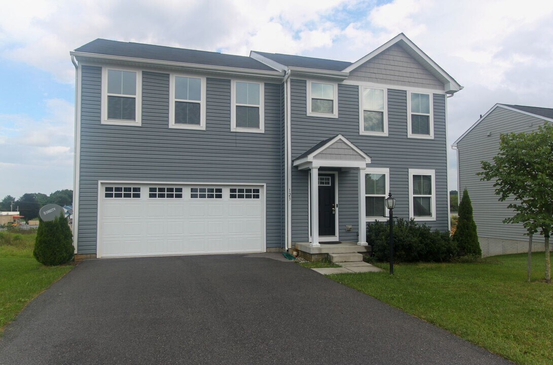 123 Singleton Way in Martinsburg, WV - Building Photo