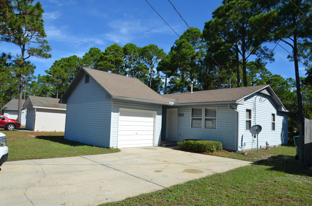 330 Michael Cir in Mary Esther, FL - Building Photo