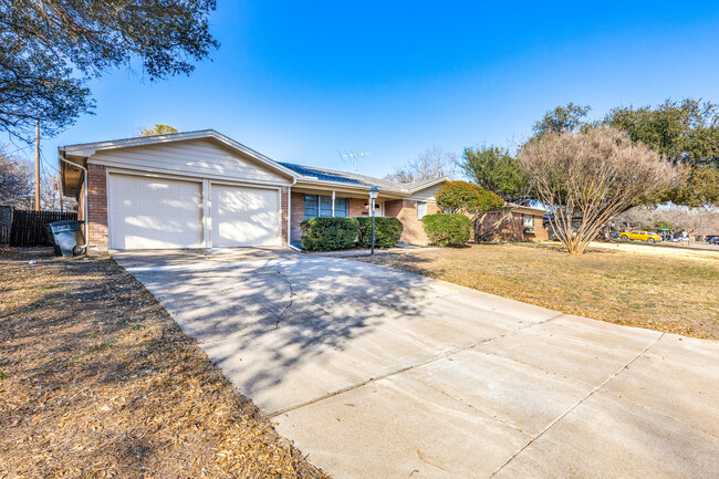 5808 Wedgmont Cir N in Fort Worth, TX - Building Photo - Building Photo