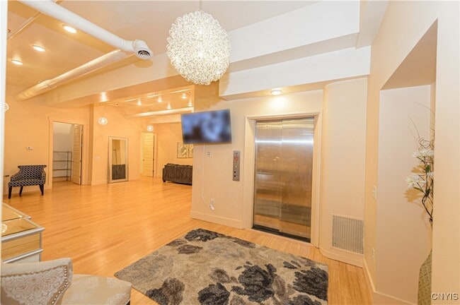 property at 435 S Warren St