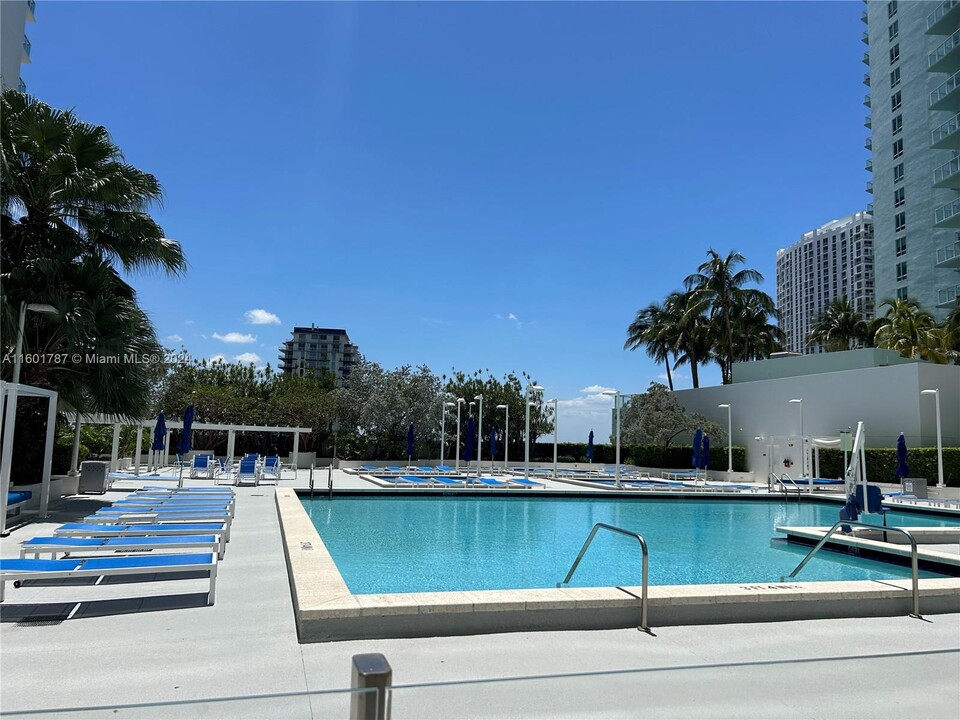 1800 N Bayshore Dr, Unit 2409 in Miami, FL - Building Photo