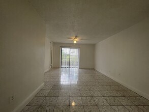 842 NE 209th St in Miami, FL - Building Photo - Building Photo