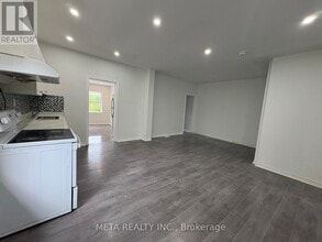 35-35 Duncombe Blvd in Toronto, ON - Building Photo - Building Photo