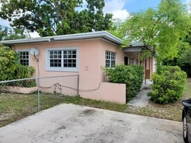 7043 NW 6th Ct, Unit Back Unit in Miami, FL - Building Photo