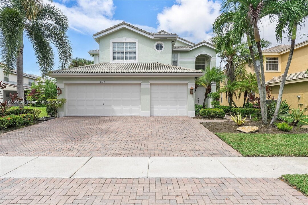 4642 SW 131st Terrace in Miramar, FL - Foto de edificio