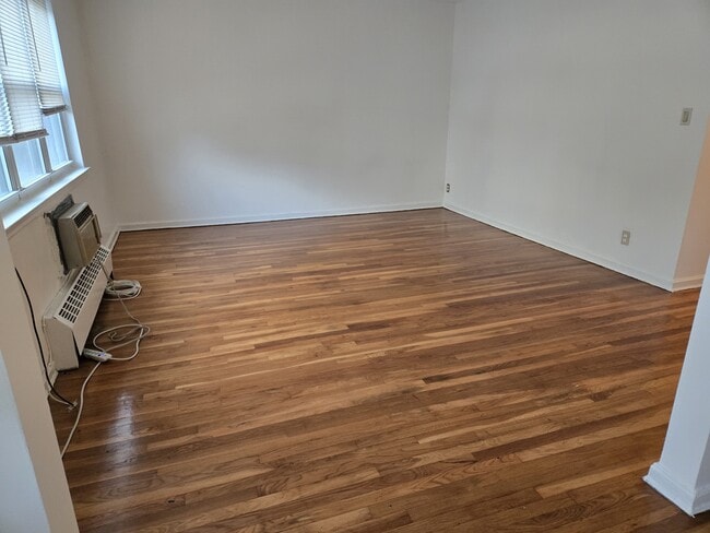 2408 28th St, Unit F3 in Astoria, NY - Foto de edificio - Building Photo