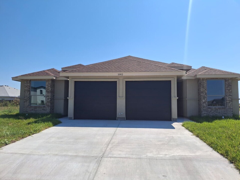 1002 Gabriella St in Harlingen, TX - Building Photo