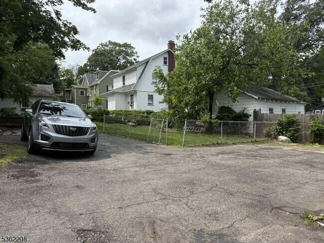 186 Harrison Ave in Montclair, NJ - Foto de edificio - Building Photo