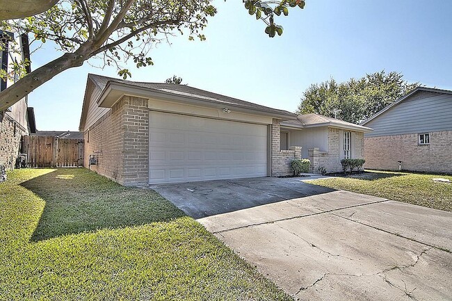 15346 Peachmeadow Ln in Channelview, TX - Foto de edificio - Building Photo