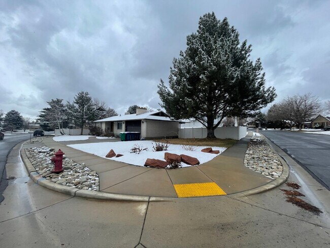 2311 Snow Mountain Dr in Sandy, UT - Building Photo - Building Photo