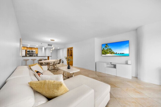 1717 N Bayshore Dr in Miami, FL - Foto de edificio - Building Photo