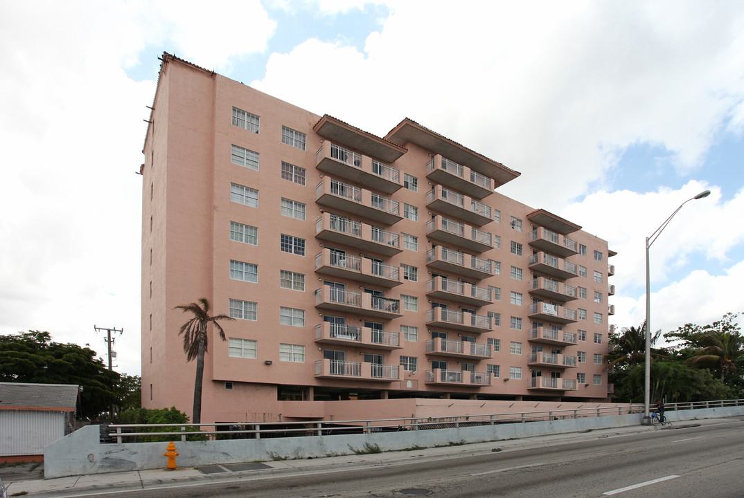 Elite Riverview Apartments in Miami, FL - Building Photo