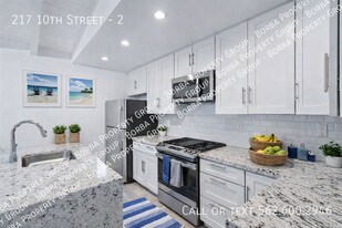 217 10th St in Seal Beach, CA - Building Photo