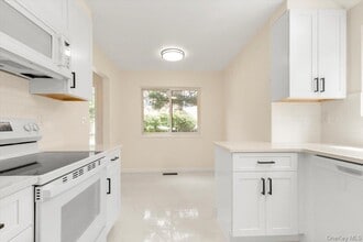 44 Brook Farm Close in Chappaqua, NY - Building Photo - Building Photo
