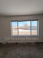 1063 5th Ave NW in Valley City, ND - Foto de edificio - Building Photo