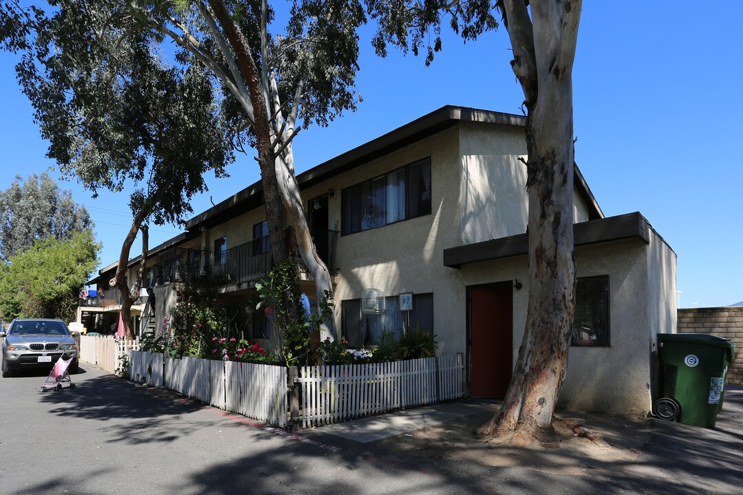 239 W Lincoln Ave in Escondido, CA - Foto de edificio