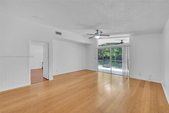 616 Woodgate Cir in Sunrise, FL - Building Photo - Building Photo