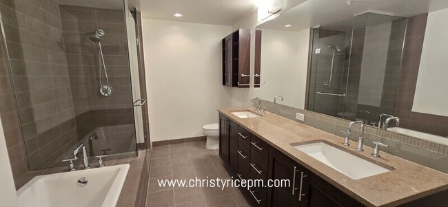 10650 NE 9th Pl in Bellevue, WA - Building Photo - Building Photo